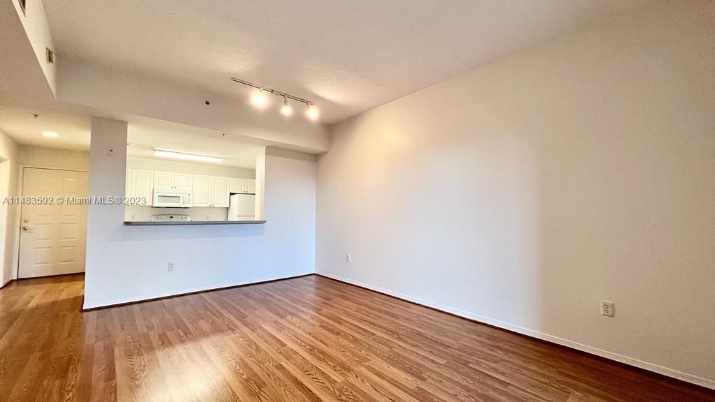 Recently Rented: $2,300 (1 beds, 1 baths, 719 Square Feet)