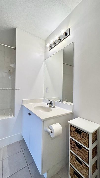 Recently Rented: $2,300 (1 beds, 1 baths, 719 Square Feet)