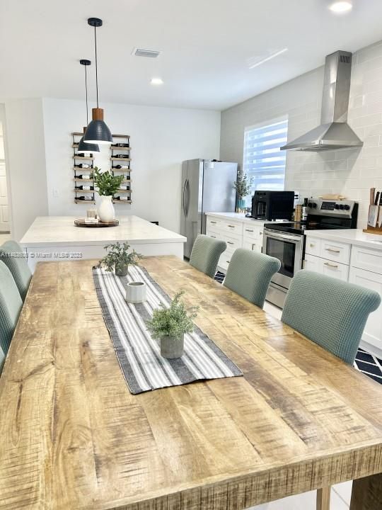 Recently Sold: $690,000 (4 beds, 3 baths, 1901 Square Feet)