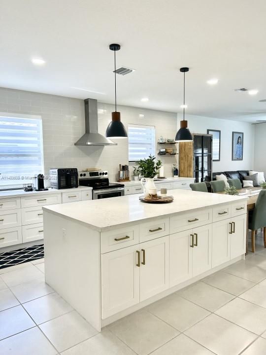 Recently Sold: $690,000 (4 beds, 3 baths, 1901 Square Feet)