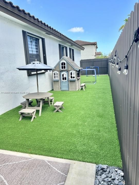 Recently Sold: $690,000 (4 beds, 3 baths, 1901 Square Feet)