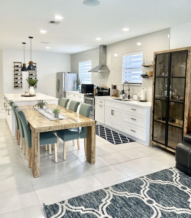 Recently Sold: $690,000 (4 beds, 3 baths, 1901 Square Feet)