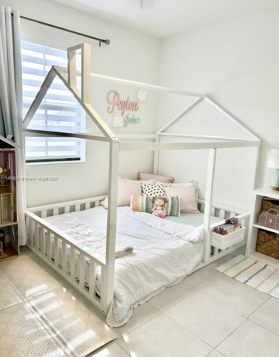 Recently Sold: $690,000 (4 beds, 3 baths, 1901 Square Feet)