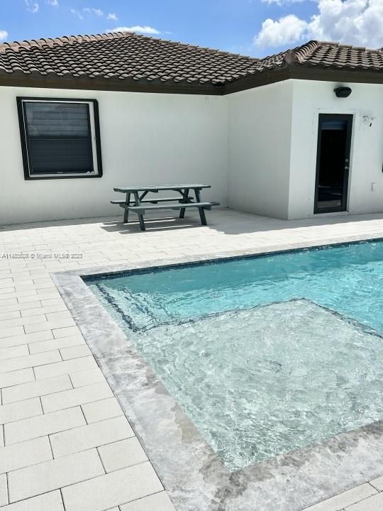 Recently Sold: $690,000 (4 beds, 3 baths, 1901 Square Feet)