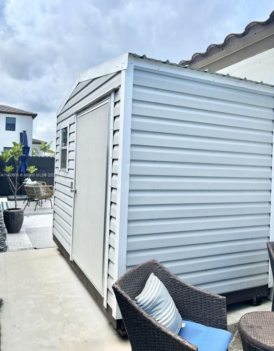 Recently Sold: $690,000 (4 beds, 3 baths, 1901 Square Feet)