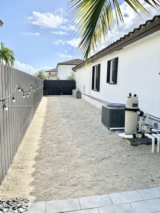 Recently Sold: $690,000 (4 beds, 3 baths, 1901 Square Feet)