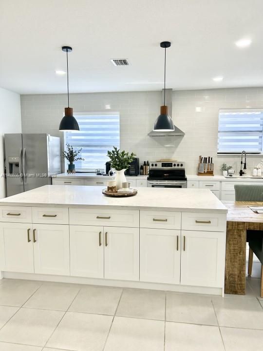 Recently Sold: $690,000 (4 beds, 3 baths, 1901 Square Feet)