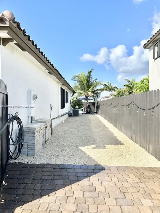 Recently Sold: $690,000 (4 beds, 3 baths, 1901 Square Feet)
