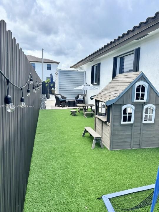 Recently Sold: $690,000 (4 beds, 3 baths, 1901 Square Feet)