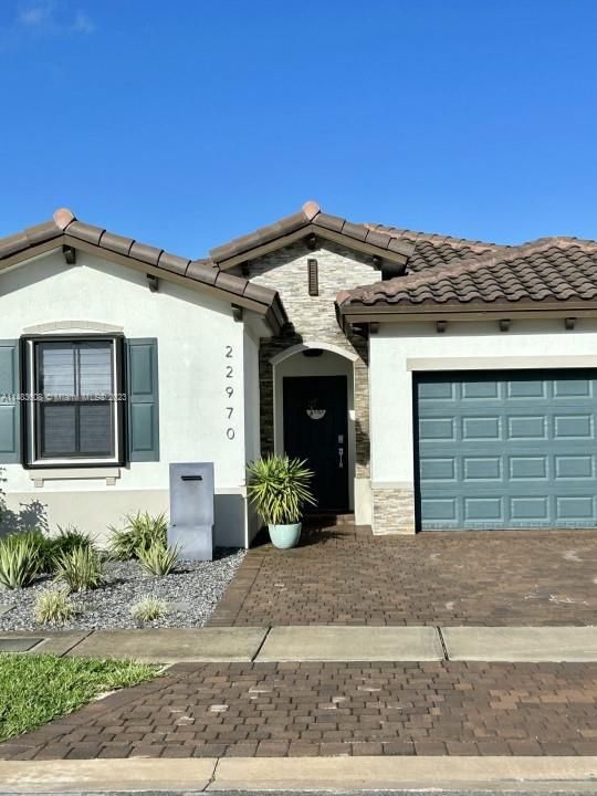 Recently Sold: $690,000 (4 beds, 3 baths, 1901 Square Feet)