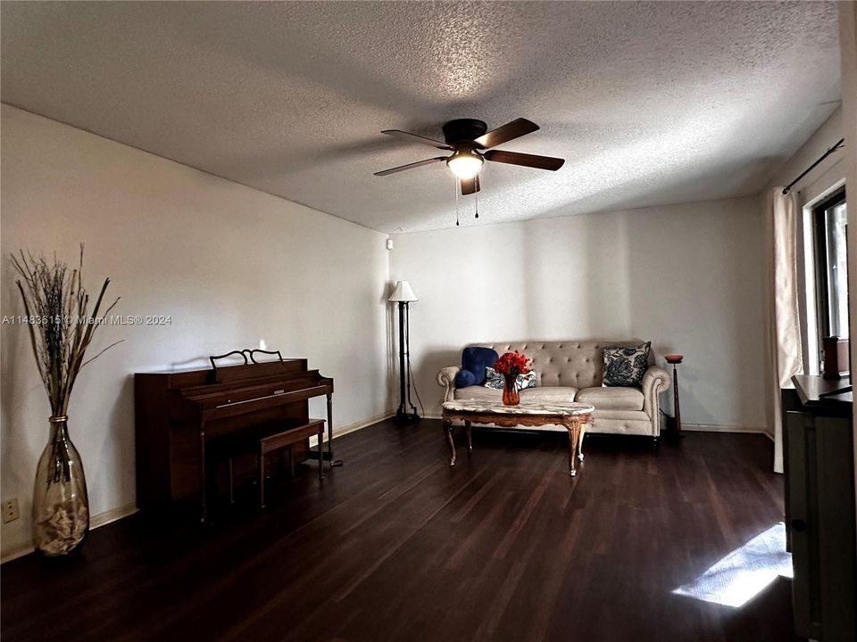 Recently Sold: $269,999 (3 beds, 2 baths, 1586 Square Feet)