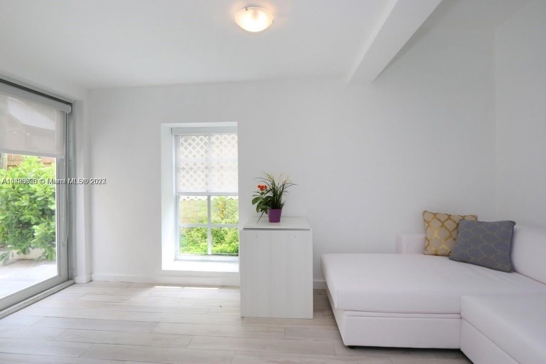 Recently Sold: $339,000 (1 beds, 2 baths, 691 Square Feet)