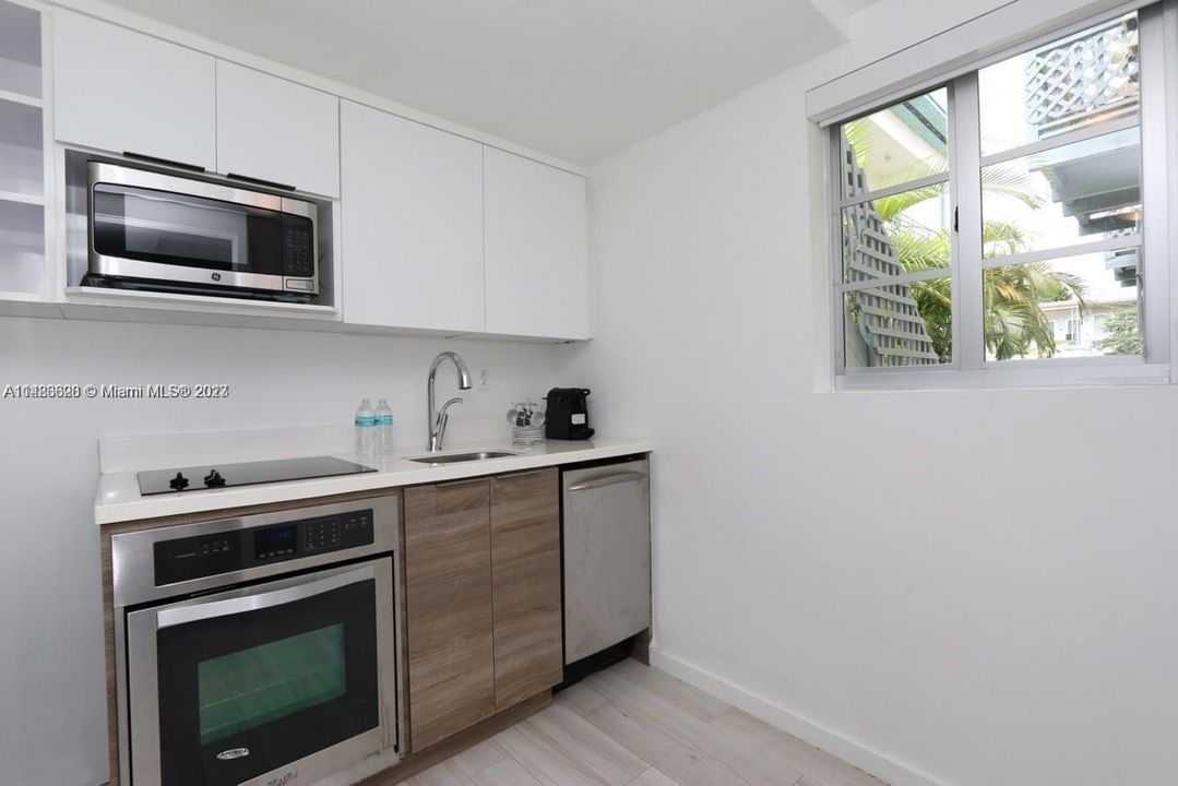 Recently Sold: $339,000 (1 beds, 2 baths, 691 Square Feet)