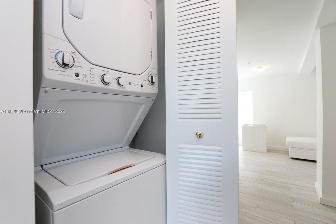 Recently Sold: $339,000 (1 beds, 2 baths, 691 Square Feet)