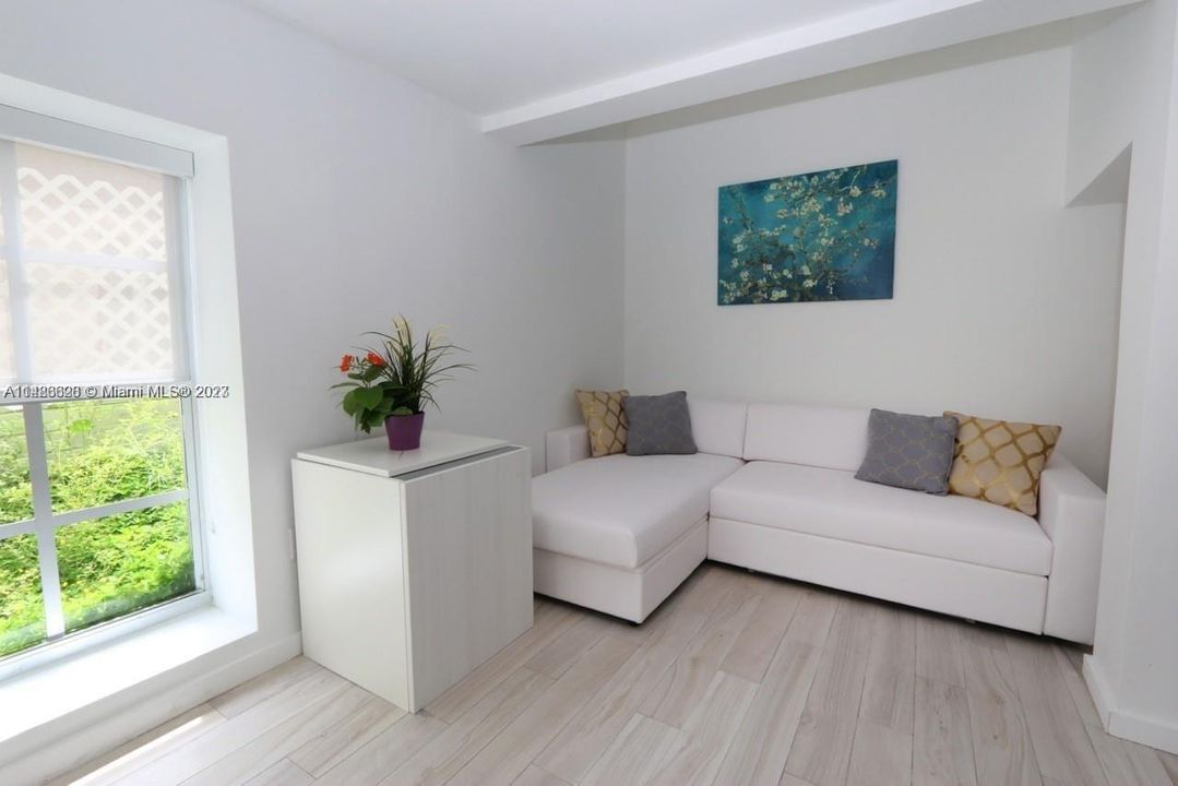 Recently Sold: $339,000 (1 beds, 2 baths, 691 Square Feet)