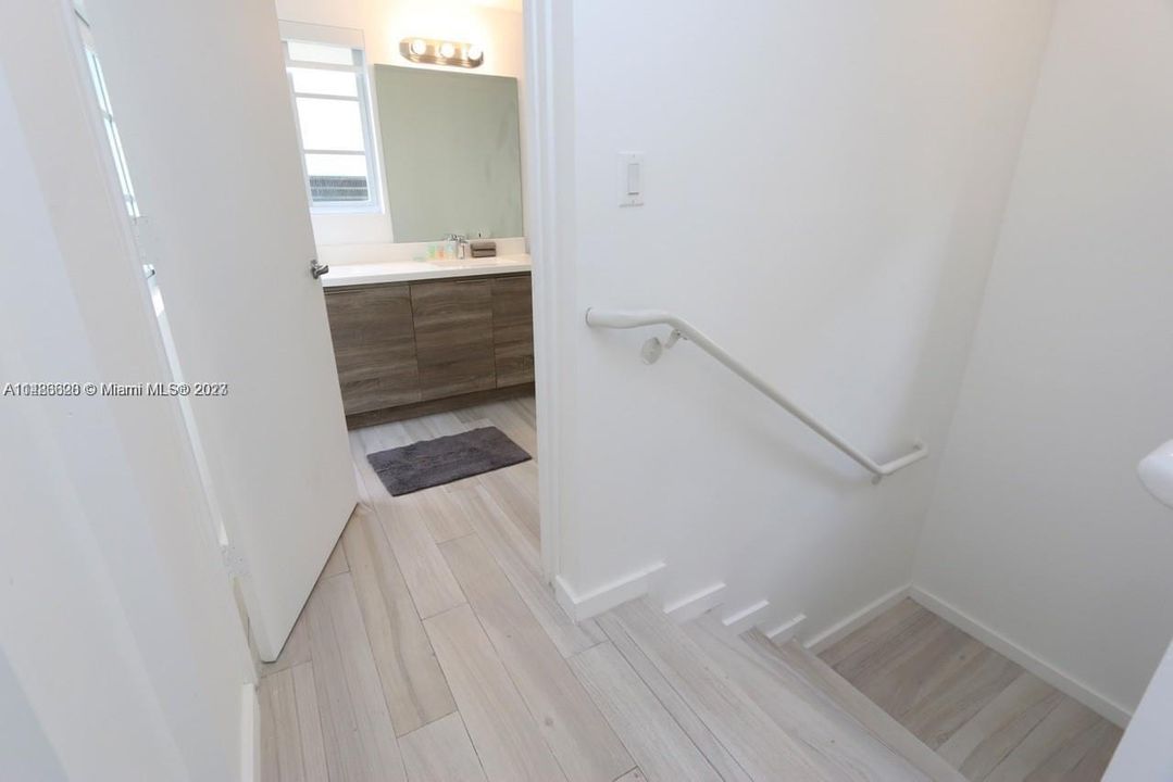 Recently Sold: $339,000 (1 beds, 2 baths, 691 Square Feet)