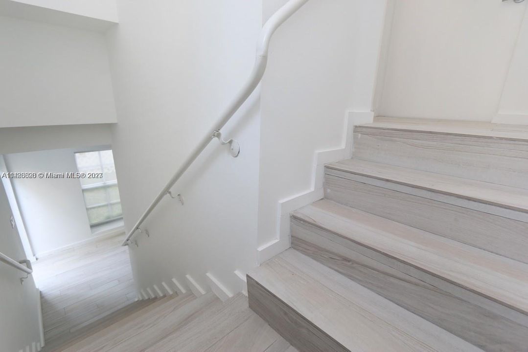 Recently Sold: $339,000 (1 beds, 2 baths, 691 Square Feet)