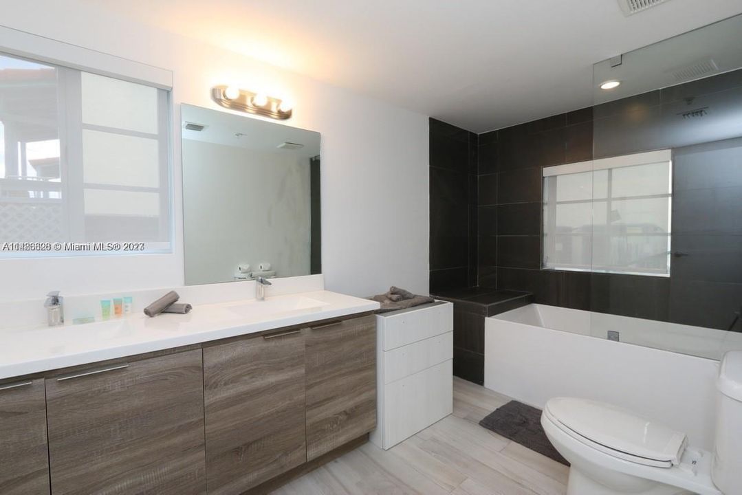 Recently Sold: $339,000 (1 beds, 2 baths, 691 Square Feet)