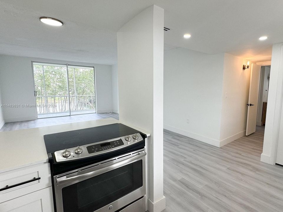 Active With Contract: $212,500 (1 beds, 1 baths, 763 Square Feet)