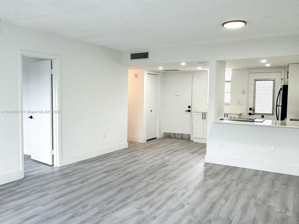 For Sale: $212,500 (1 beds, 1 baths, 763 Square Feet)