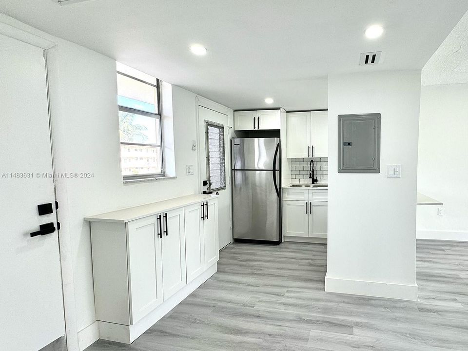 For Sale: $212,500 (1 beds, 1 baths, 763 Square Feet)