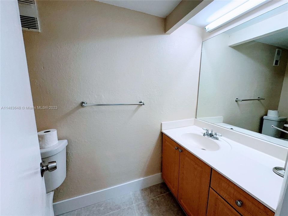 Recently Rented: $1,900 (1 beds, 1 baths, 820 Square Feet)