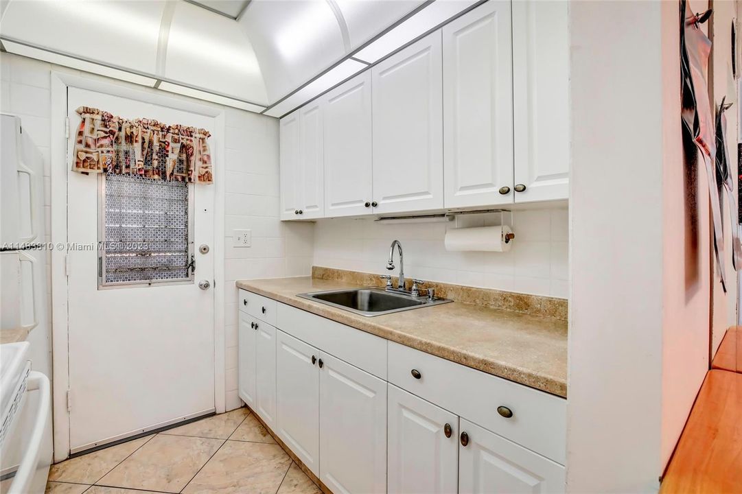 Active With Contract: $74,000 (1 beds, 1 baths, 688 Square Feet)