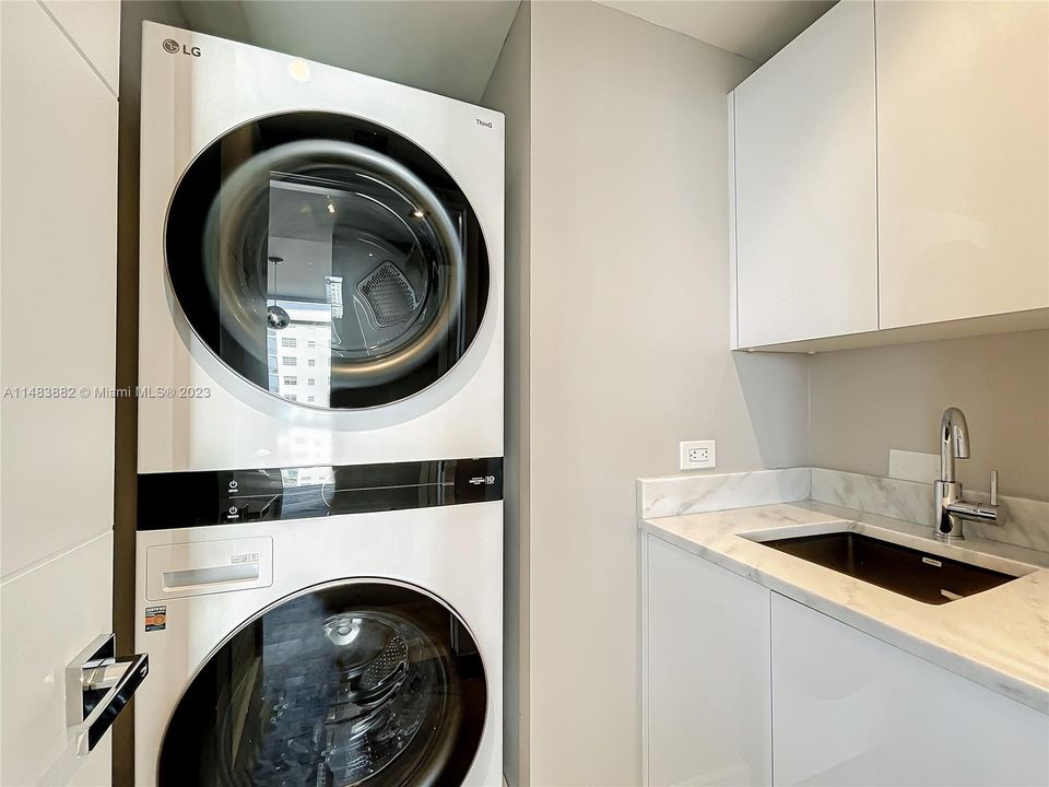 Recently Sold: $2,350,000 (3 beds, 3 baths, 2356 Square Feet)