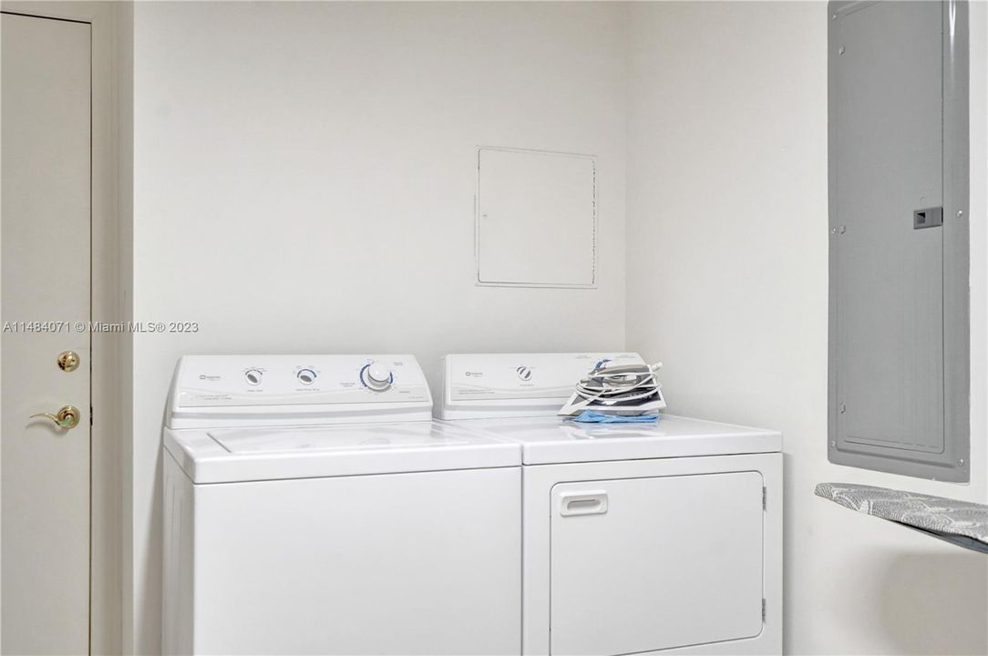 Недавно продано: $1,460,000 (2 спален, 2 ванн, 2980 Квадратных фут)