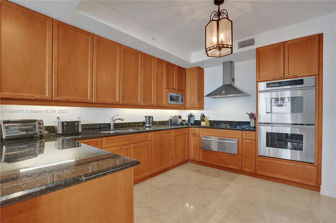 Недавно продано: $1,460,000 (2 спален, 2 ванн, 2980 Квадратных фут)