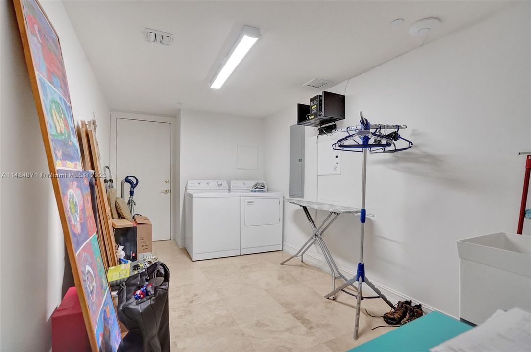 Недавно продано: $1,460,000 (2 спален, 2 ванн, 2980 Квадратных фут)