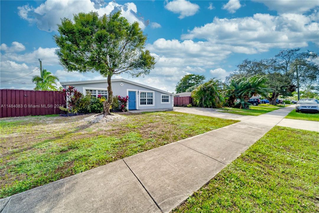 Recently Rented: $3,500 (3 beds, 2 baths, 1300 Square Feet)