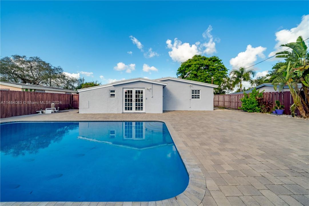 Recently Rented: $3,500 (3 beds, 2 baths, 1300 Square Feet)