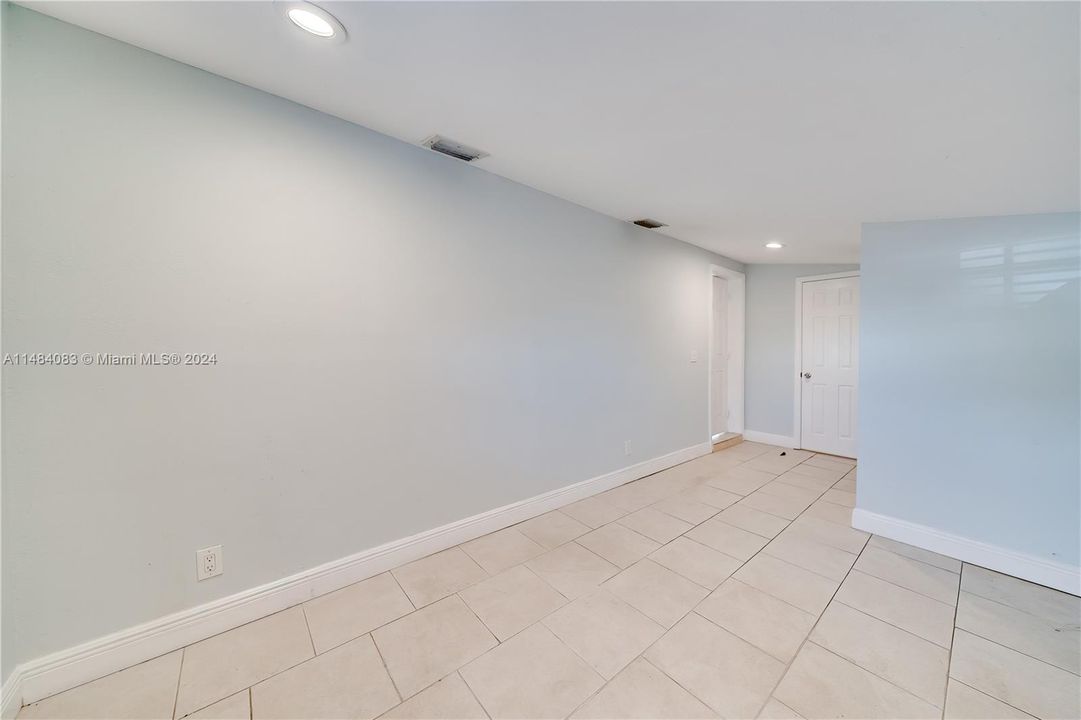 Recently Rented: $3,500 (3 beds, 2 baths, 1300 Square Feet)