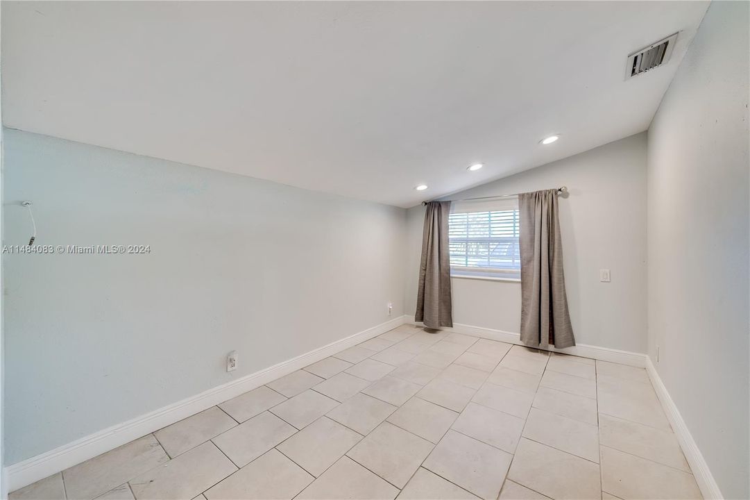 Recently Rented: $3,500 (3 beds, 2 baths, 1300 Square Feet)