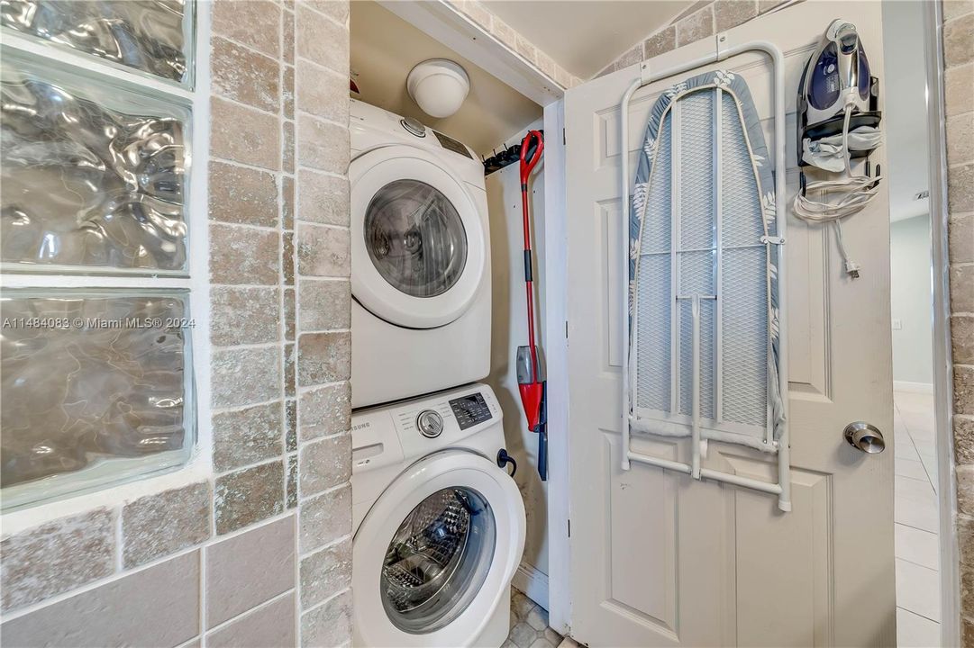 Recently Rented: $3,500 (3 beds, 2 baths, 1300 Square Feet)