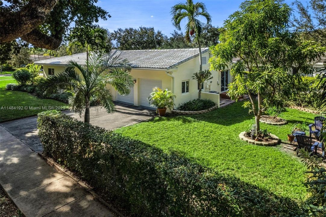 Recently Sold: $1,625,000 (3 beds, 2 baths, 1813 Square Feet)