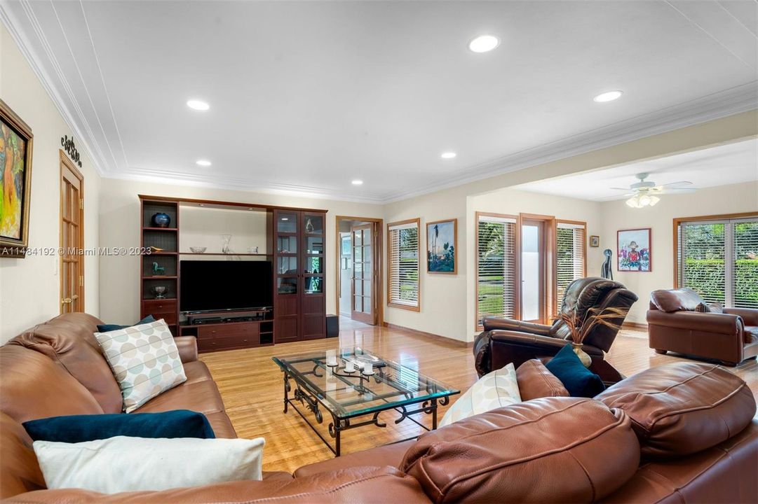 Recently Sold: $1,625,000 (3 beds, 2 baths, 1813 Square Feet)