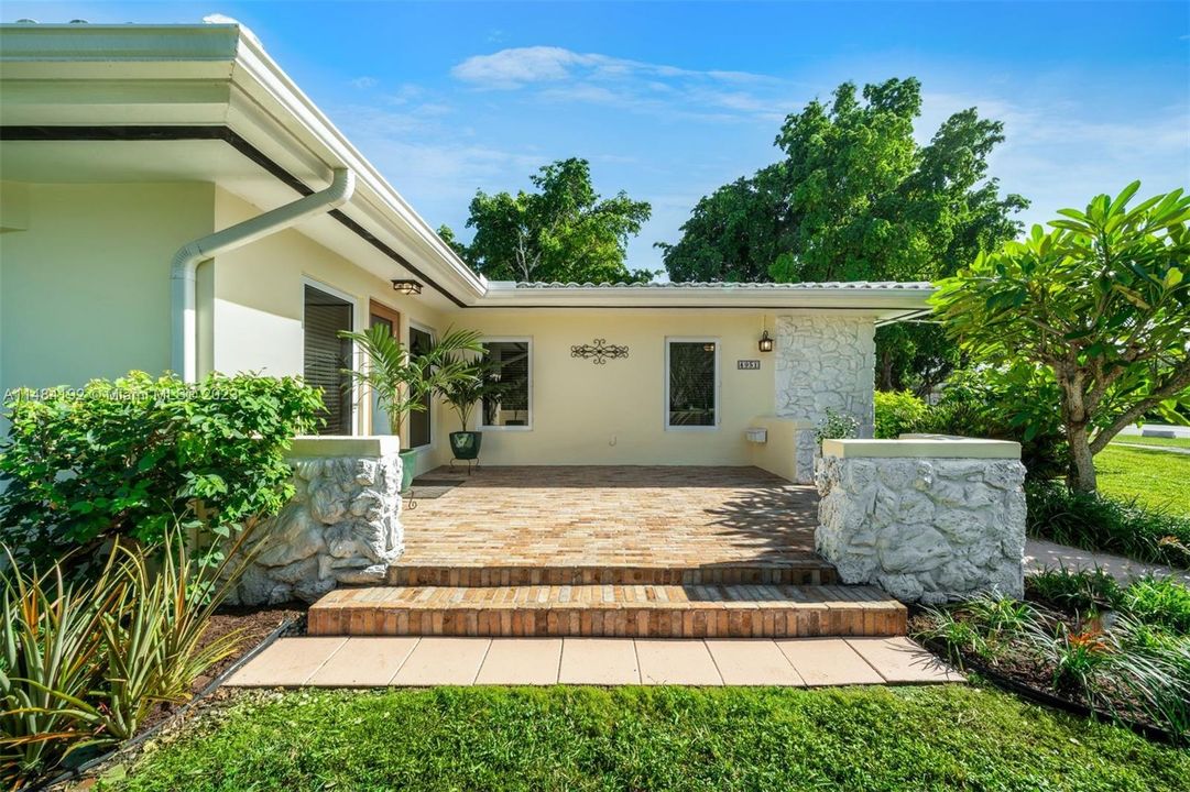 Recently Sold: $1,625,000 (3 beds, 2 baths, 1813 Square Feet)