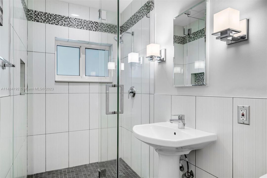 Recently Sold: $1,625,000 (3 beds, 2 baths, 1813 Square Feet)