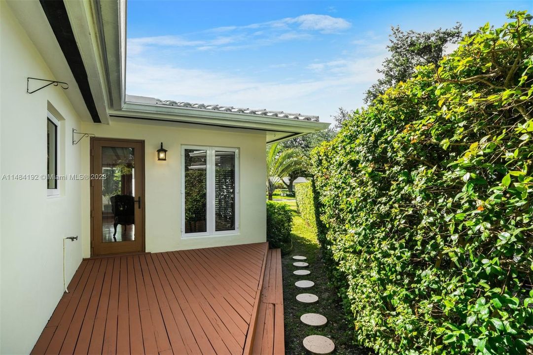 Recently Sold: $1,625,000 (3 beds, 2 baths, 1813 Square Feet)