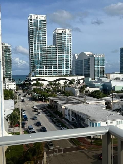 Recently Rented: $2,300 (1 beds, 1 baths, 905 Square Feet)