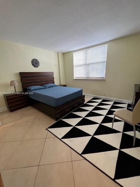 Recently Rented: $2,300 (1 beds, 1 baths, 905 Square Feet)