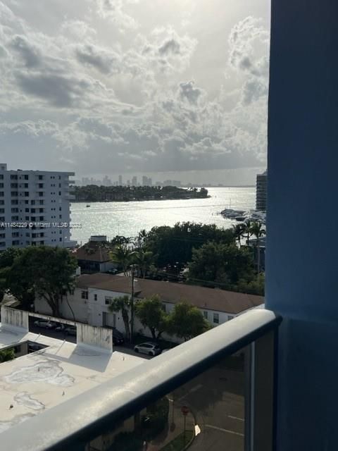 Recently Rented: $2,300 (1 beds, 1 baths, 905 Square Feet)