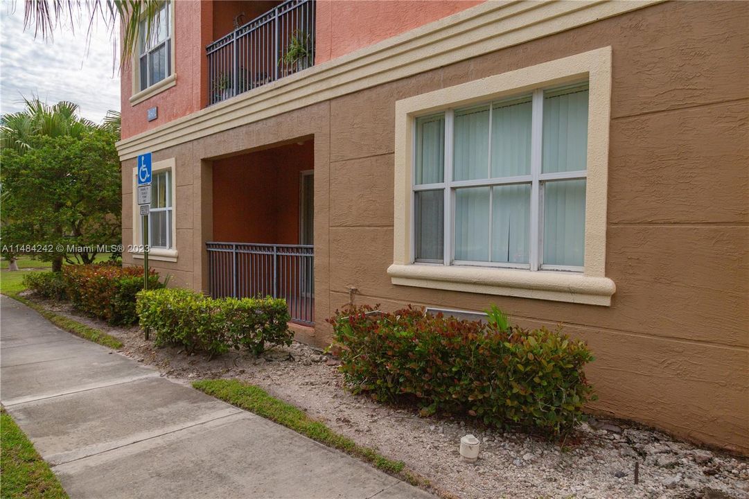 Recently Sold: $380,000 (3 beds, 2 baths, 1183 Square Feet)