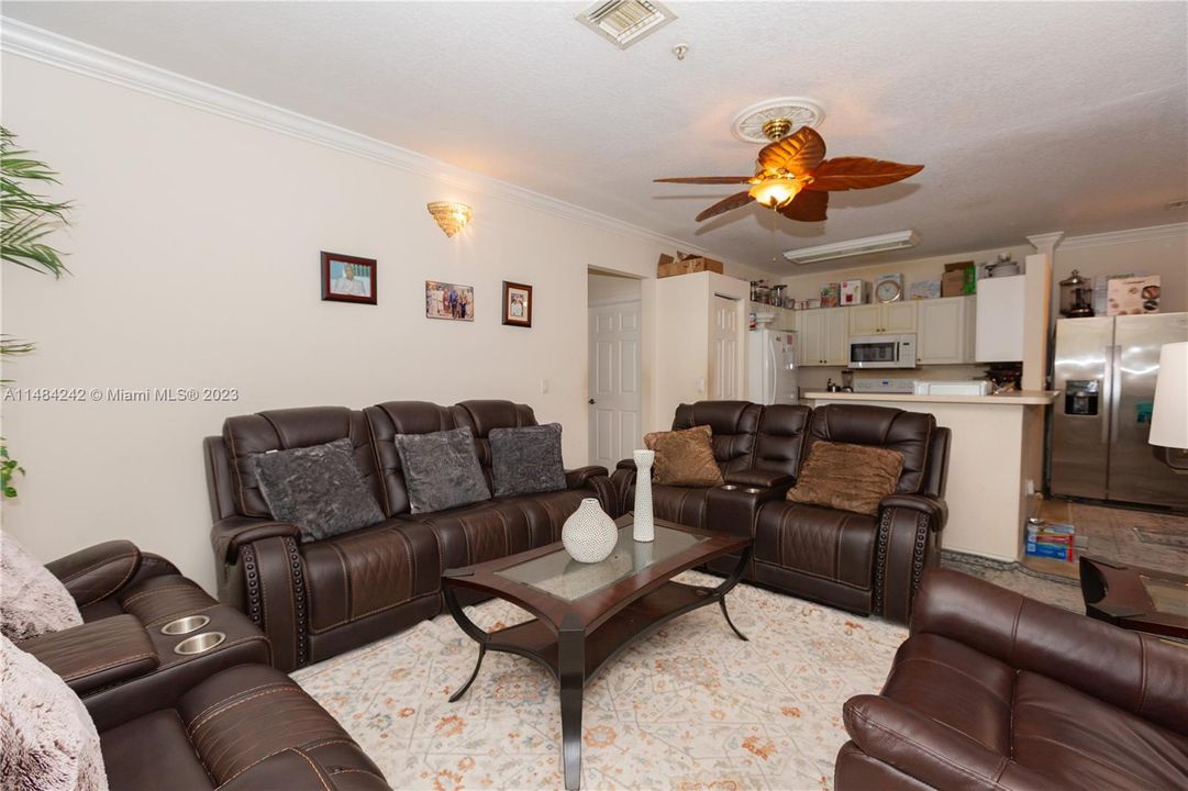 Recently Sold: $380,000 (3 beds, 2 baths, 1183 Square Feet)