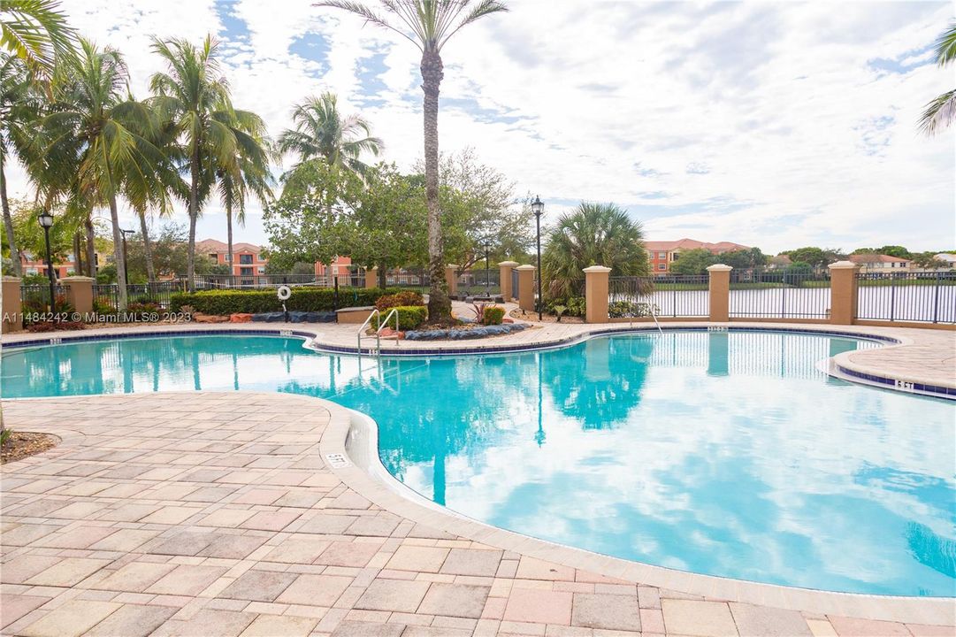 Recently Sold: $380,000 (3 beds, 2 baths, 1183 Square Feet)