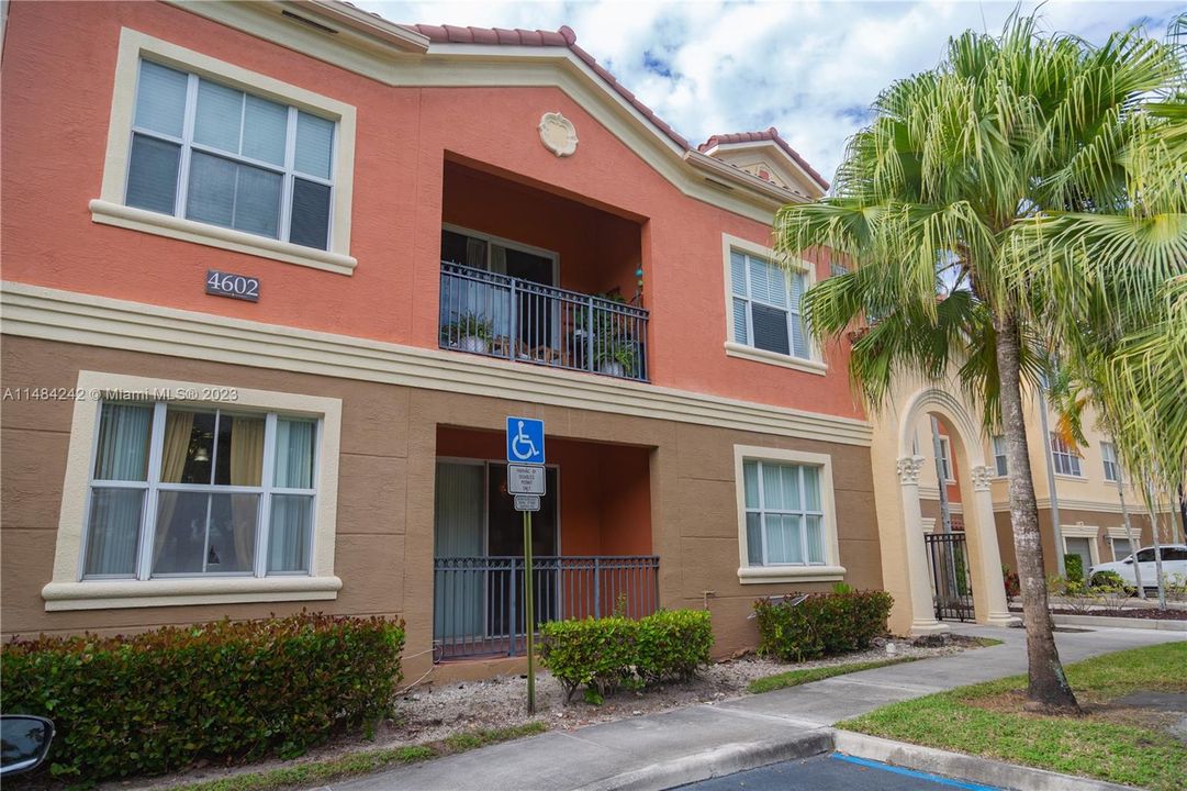 Recently Sold: $380,000 (3 beds, 2 baths, 1183 Square Feet)