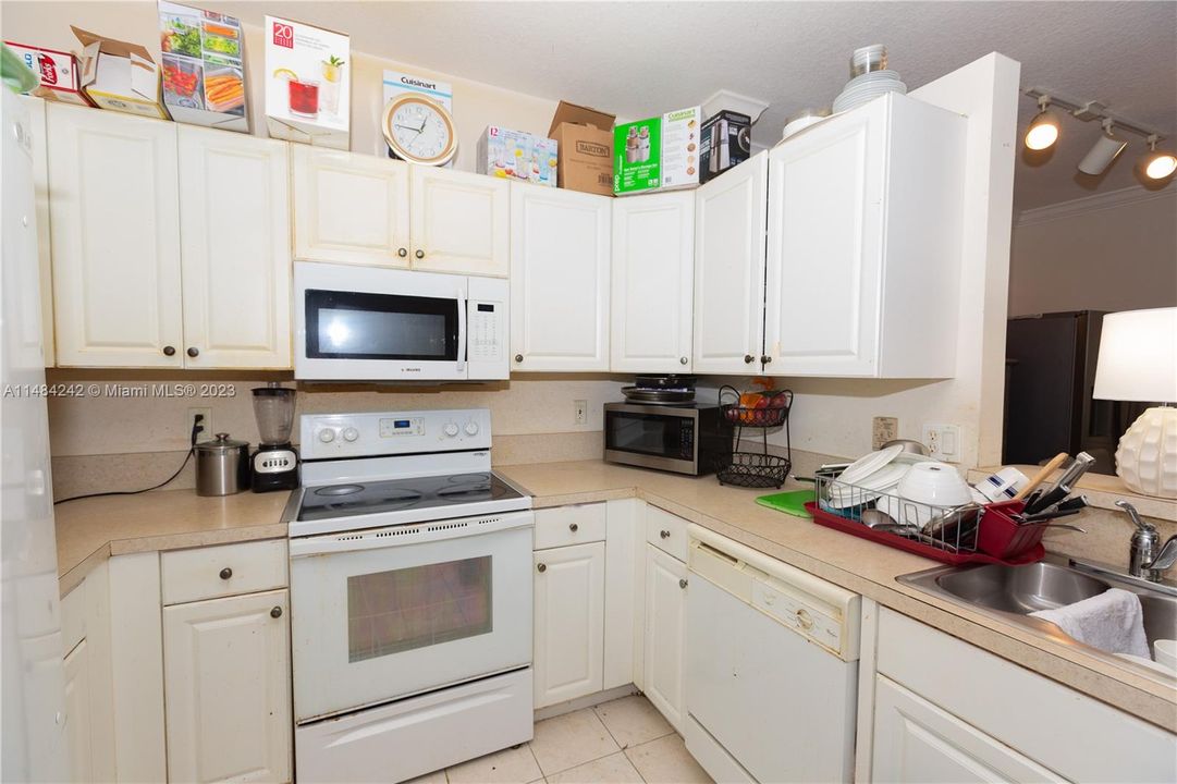 Recently Sold: $380,000 (3 beds, 2 baths, 1183 Square Feet)