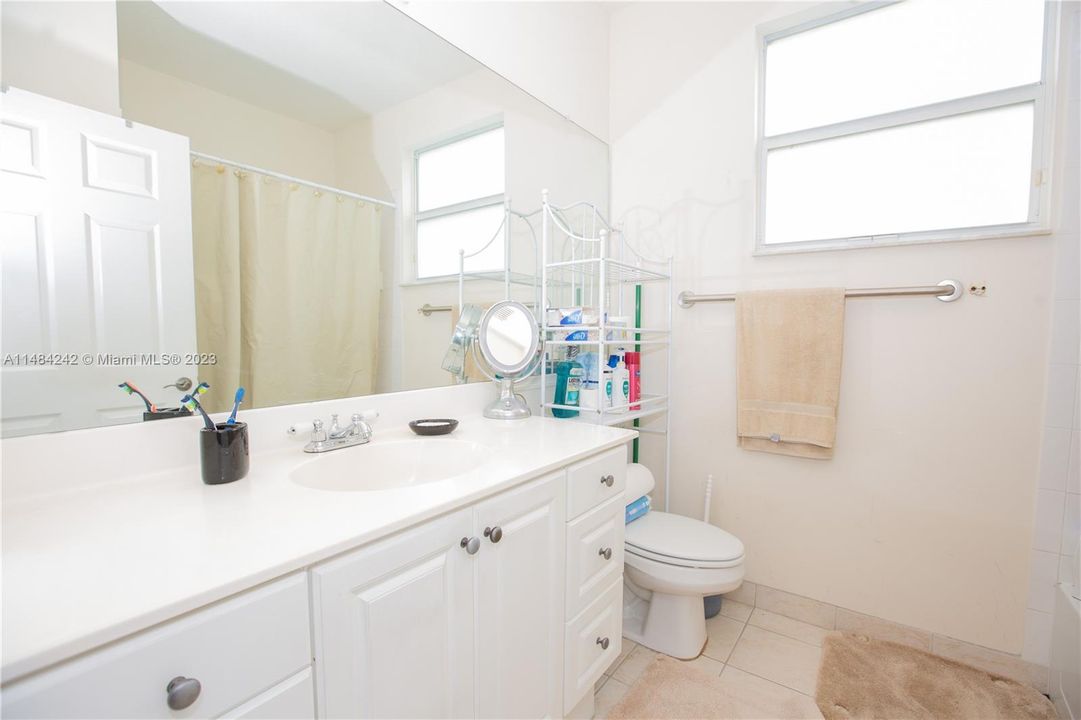 Recently Sold: $380,000 (3 beds, 2 baths, 1183 Square Feet)